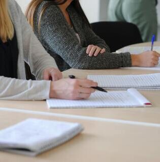 TRT-GO reconhece horas extras por cursos obrigatórios realizados fora da jornada de trabalho