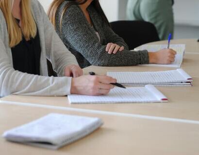 TRT-GO reconhece horas extras por cursos obrigatórios realizados fora da jornada de trabalho