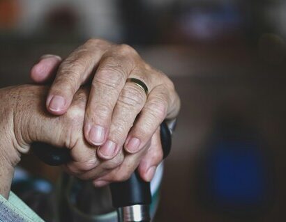 TRT-2 reconhece dispensa discriminatória de trabalhadora com Parkinson e determina reintegração