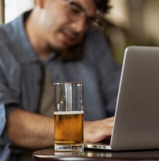Justiça valida justa causa de servente que trabalhou alcoolizado